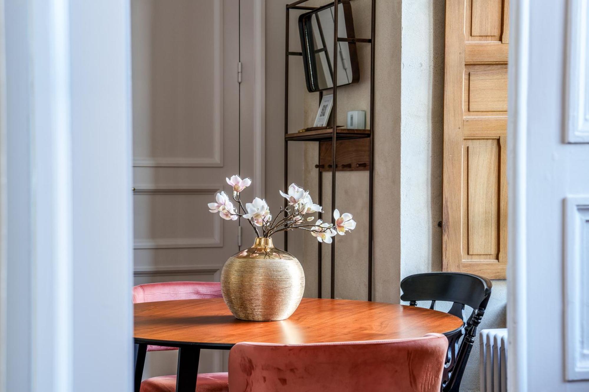 Appartement Raffine Vue Cathedrale, Jardin, Wifi تور المظهر الخارجي الصورة